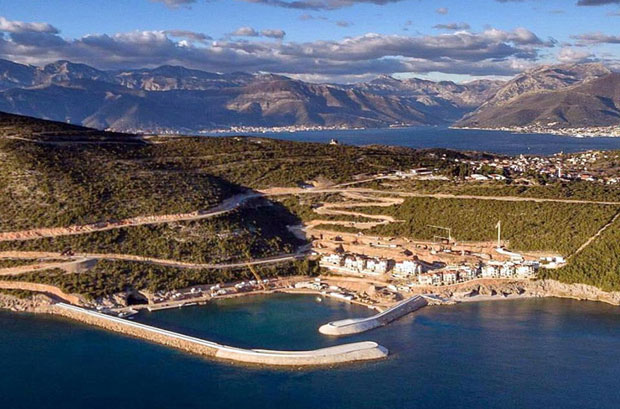 Мирис магнолија широм Луштице